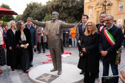 Pesaro 2024 omaggia il ''suo'' Maestro: in centinaia alla scopertura della statua di Luciano Pavarotti